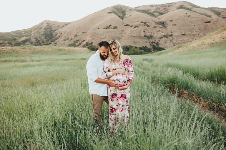 Utah Maternity Photographer | Salt Lake City – Green Summer Field